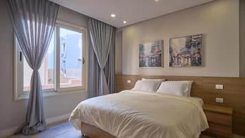 Una scrivania, postazione laptop, tende oscuranti, insonorizzazione