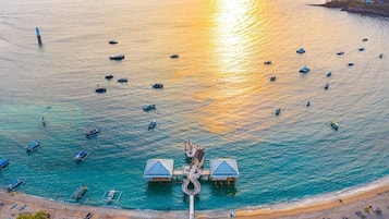 Trên bãi biển, cát trắng
