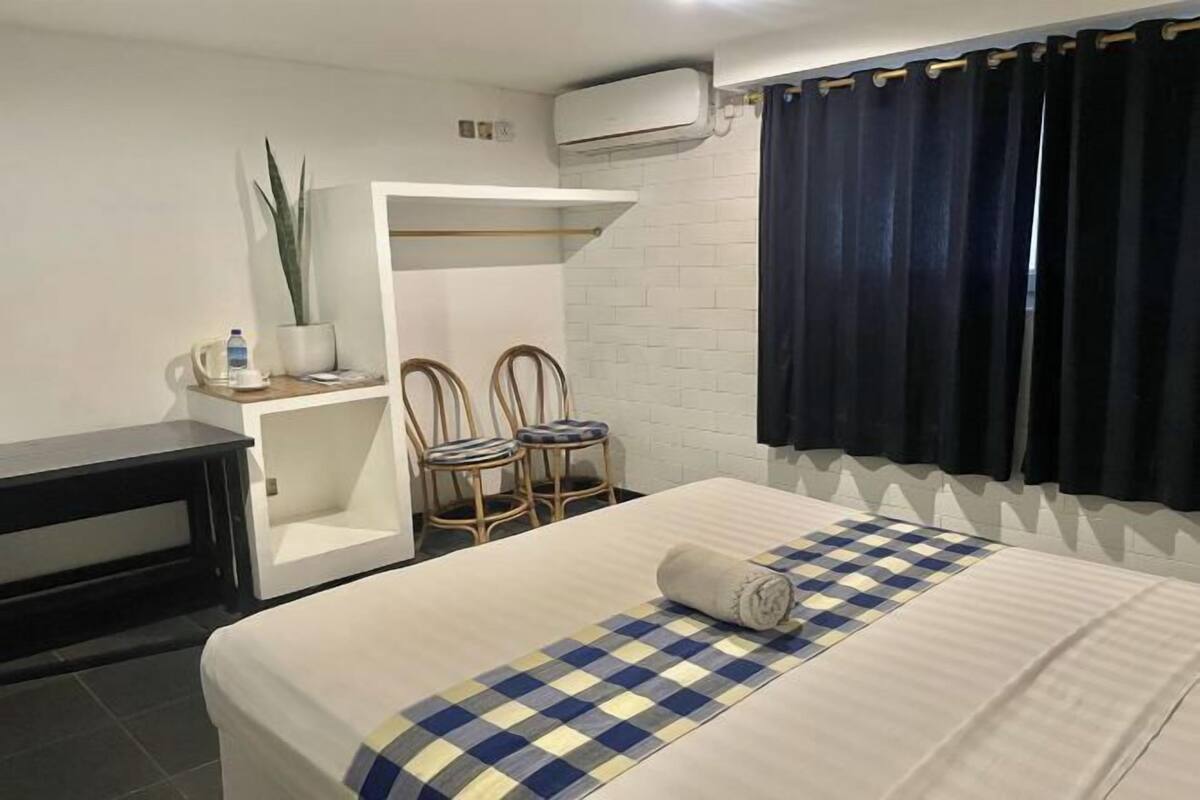 Escritorio, wifi gratis y ropa de cama