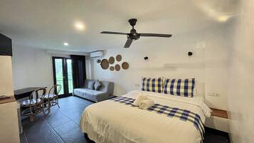 Escritorio, wifi gratis y ropa de cama