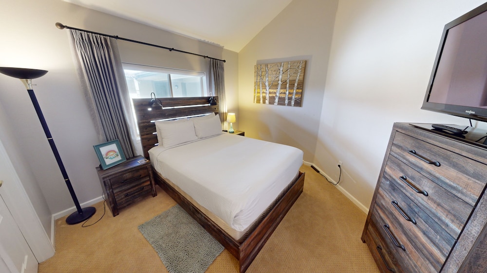 2 HOA Hot Tubs! Garage. Easy Drive to 6 Ski Areas, Dining, Shops