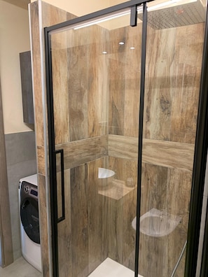 Shower, free toiletries, hair dryer, bidet