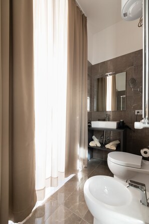 Deluxe Room con due balconi | Bathroom | Hair dryer - FJ Bianco Guest House (Naples)