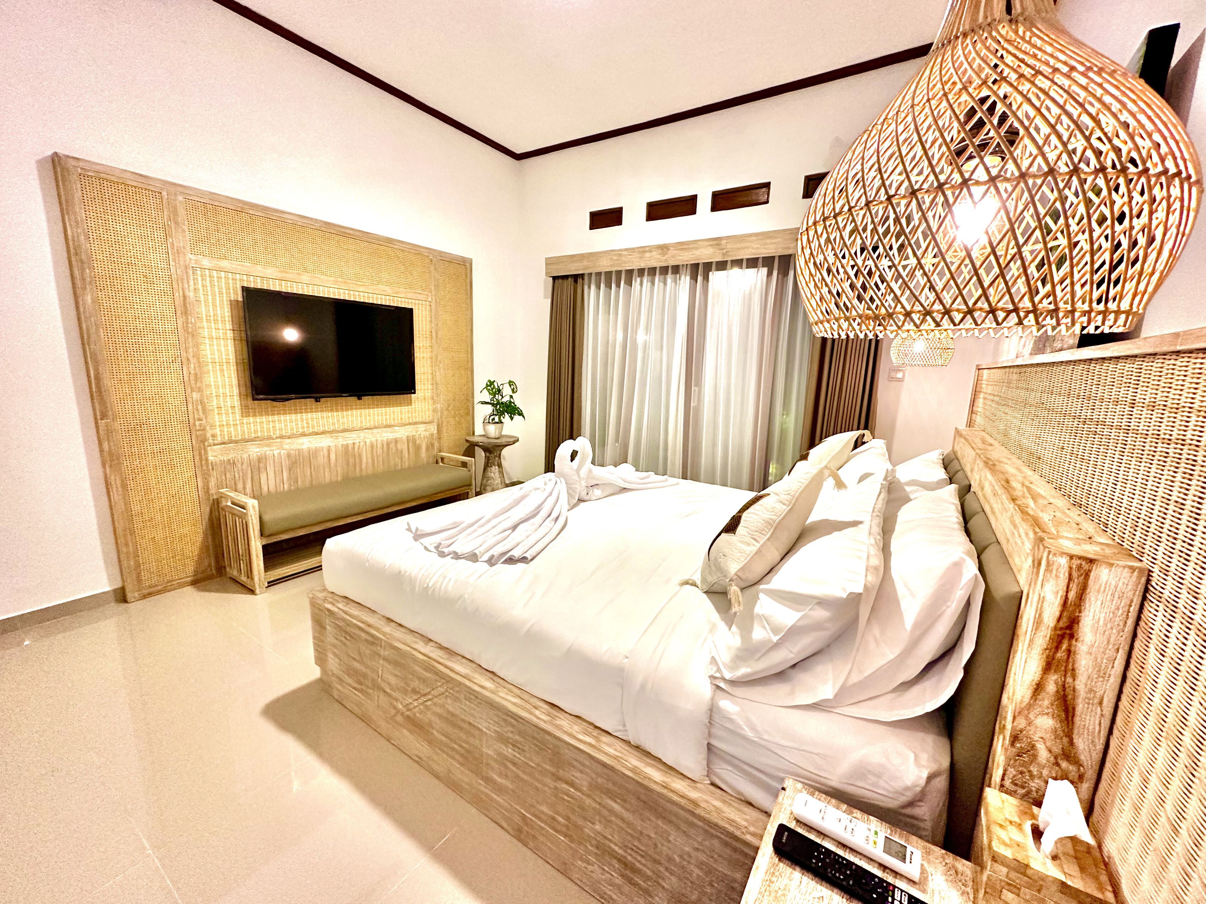 Deluxe Room, 1 King Bed | In-room safe, blackout curtains, free WiFi