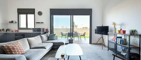 Apartment | Living area | Flat-screen TV