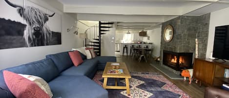 TĂ©lĂ©viseur connectĂ©, foyer, livres, Ă©cran dâordinateur