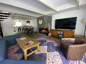 Smart-TV, Kamin, Bücher, Computerbildschirme