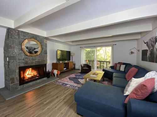 6 Guest 3BR, 2 BA Stratton Condo with Fireplace and forest views.