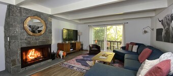6 Guest 3BR, 2 BA Stratton Condo with Fireplace and forest views.