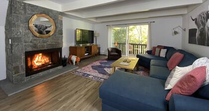 6 Guest 3BR, 2 BA Stratton Condo with Fireplace and forest views.