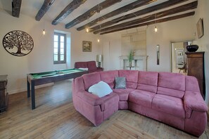 Fernseher, Tischfußball, Tischtennisplatte, Bücher