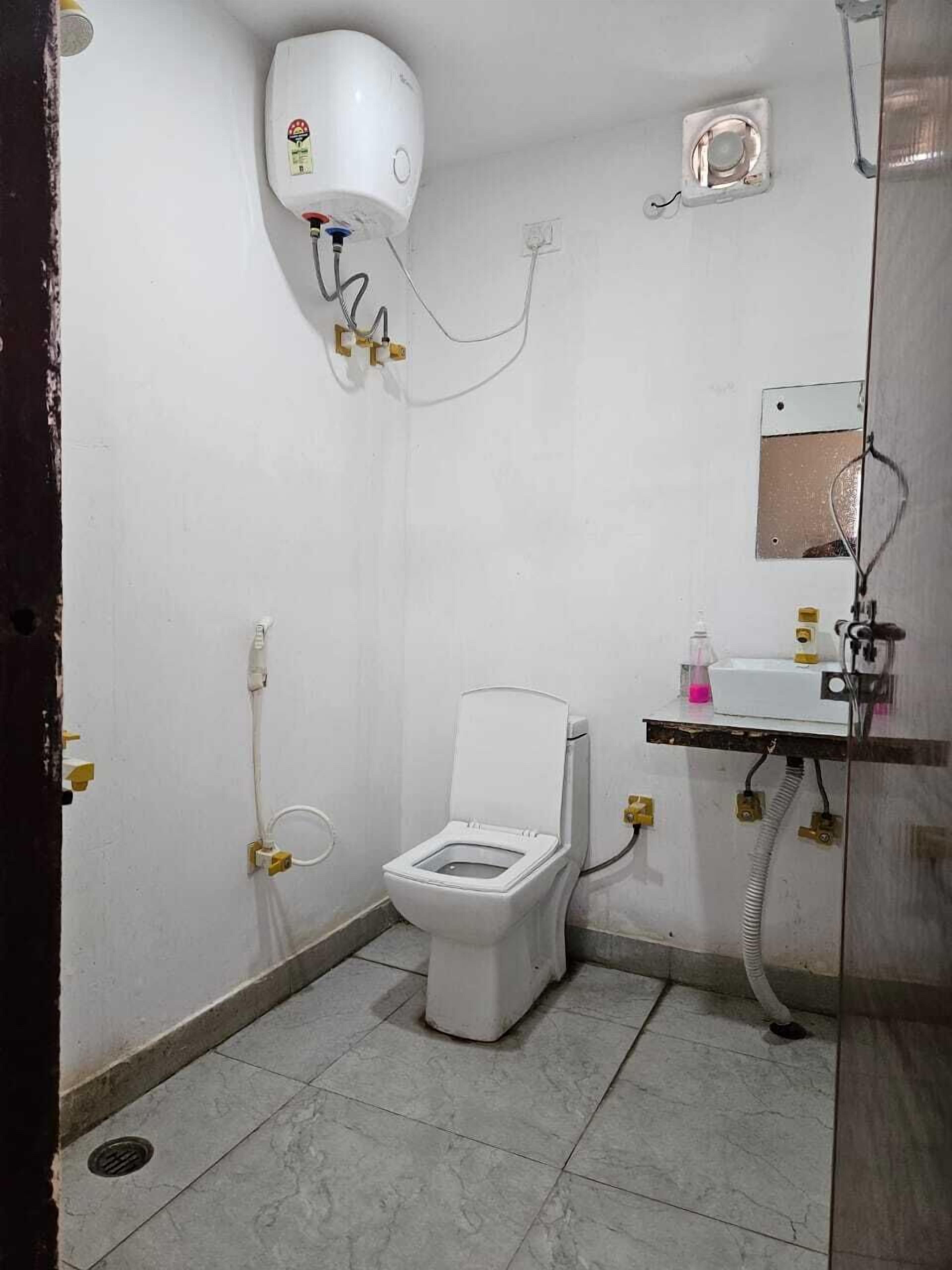 Deluxe Room | Bathroom | Shower, free toiletries, bathrobes, towels
