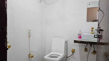 Deluxe Room | Bathroom | Shower, free toiletries, bathrobes, towels