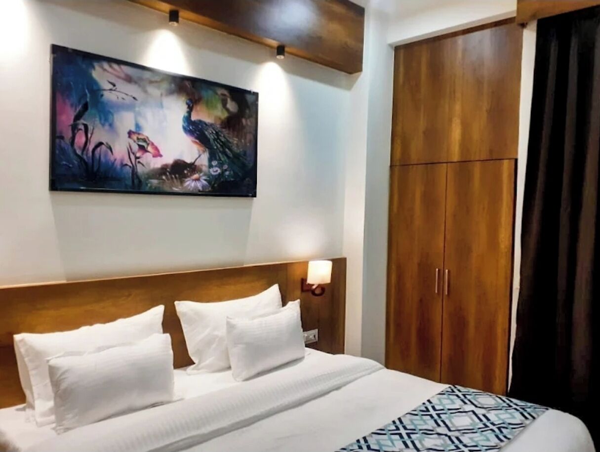 Deluxe Room | Living area | Fireplace
