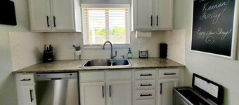 *New* Your Charming Clarkston Home Away From Home