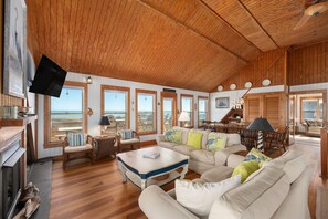 تلفزيون، مدفأة، مشغل دي في دي، كُتُب