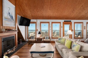 تلفزيون، مدفأة، مشغل دي في دي، كُتُب