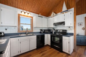 ثلاجة، ميكروويف، فرن، موقد طهي مسطح