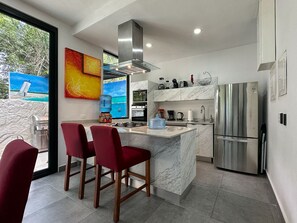 Refrigerador, microondas, horno y parrilla de estufa 