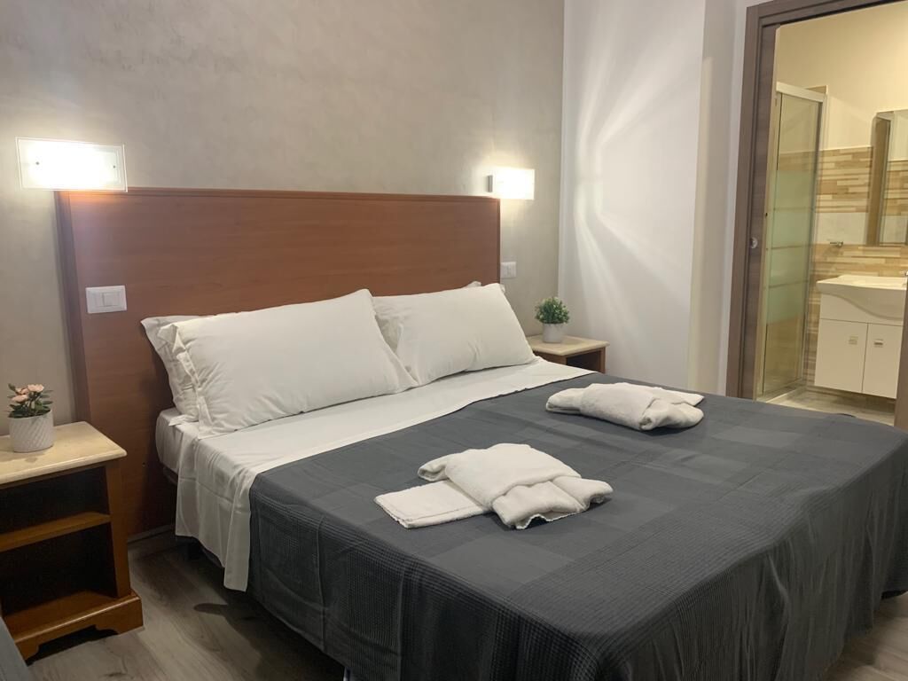 Standaard driepersoonskamer | Een minibar, een kluis op de kamer, een strijkplank/strijkijzer