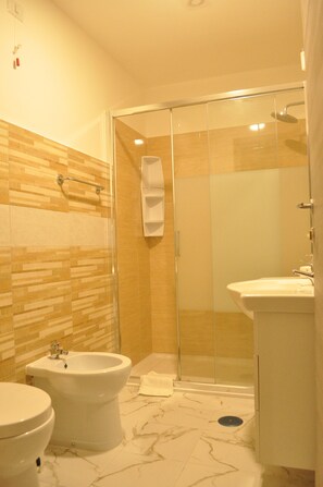 Douche à « effet pluie », articles de toilette gratuits, sèche-cheveux