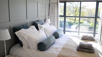 2 bedrooms, in-room safe, desk, iron/ironing board