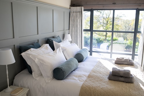 Luxury Peak District Cottage/Barn Carsington Lake views HighSpeed WiFi Hot tub