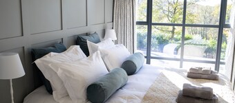 Luxury Peak District Cottage/Barn Carsington Lake views HighSpeed WiFi Hot tub