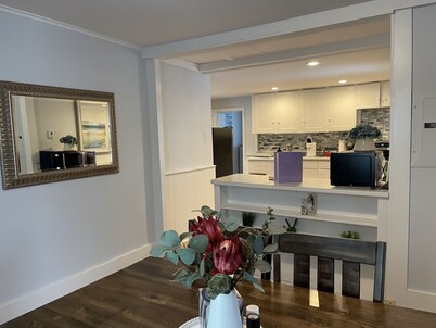 Large cozy and peaceful apartment walk anywhere