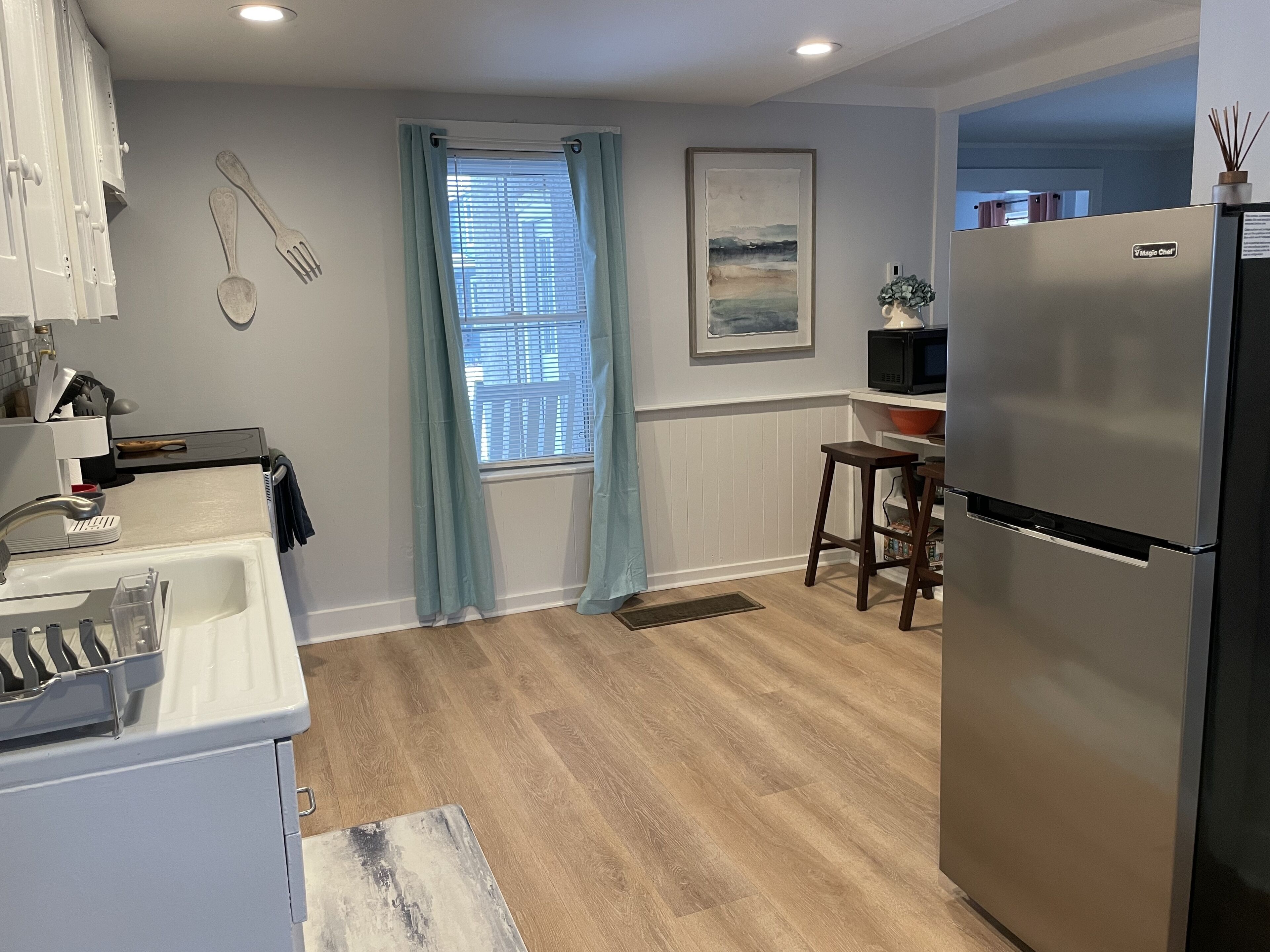 Jä äkaappi, mikroaaltouuni, uuni, liesi