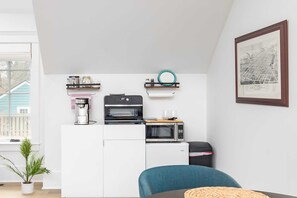 Réfrigérateur, micro-ondes, four, cafetière/bouilloire