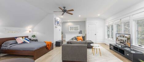 1 habitación, escritorio, tabla de planchar con plancha y cuna de viaje