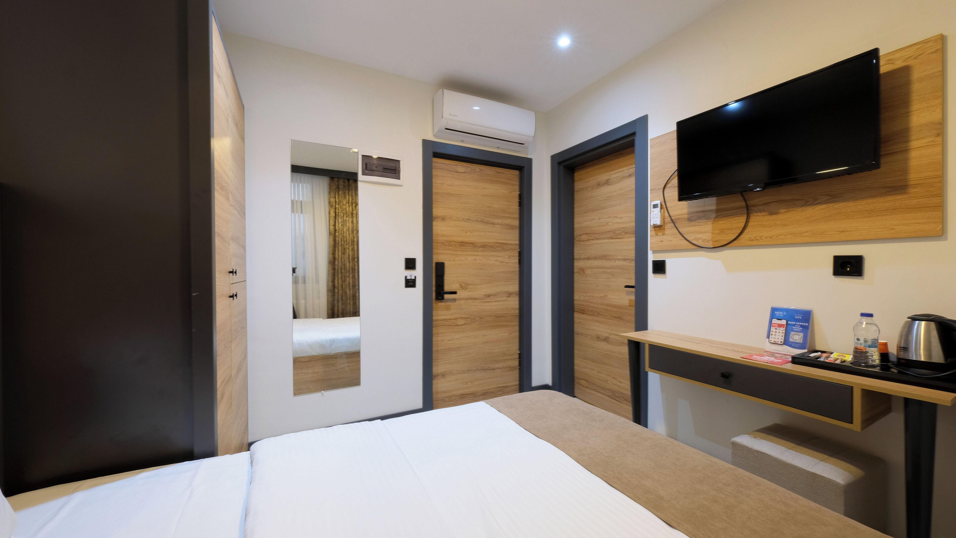 Roupas de cama premium, frigobar, cofres nos quartos, escrivaninha