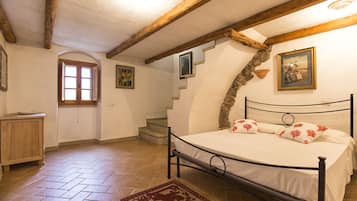 3 habitaciones, escritorio, tabla de planchar con plancha y wifi gratis