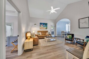 Smart TV, tavolo da calcetto, tavolo da ping pong, studio