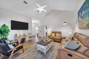 Smart TV, tavolo da calcetto, tavolo da ping pong, studio