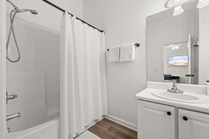Combined shower/tub, towels