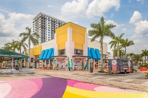 Shopping centre - Rare Find! NEW Corner House by MIA Best of Doral (Miami)