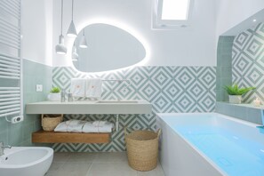 Luxury Studio Suite (1) | Bathroom | Separate tub and shower, jetted tub, hydromassage showerhead