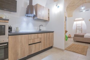 Luxury Studio Suite (3) | Living area | Smart TV, Netflix, streaming services - FILIA SOLIS - Old Town SUITEs & SPA (Brindisi)