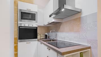 Studio Suite Mewah (4) | Dapur pribadi | Lemari es besar, microwave, oven, dan kompor