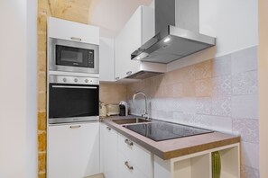 Luxury Studio Suite (4) | Private kitchen | Full-size fridge, microwave, oven, stovetop