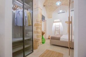 Luxury Studio Suite (3) | Egyptian cotton sheets, premium bedding, down comforters, desk