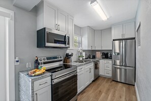 Refrigerador, microondas, horno y parrilla de estufa 