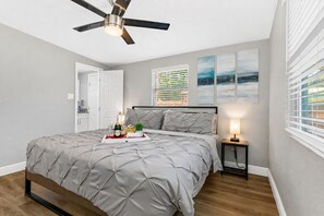 3 bedrooms, iron/ironing board, travel crib, WiFi (free) - Poolside Retreat | 3 Bed | Sleeps 10 | Heated Pool | North Tampa (Tampa)
