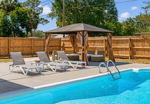 A heated pool - Poolside Retreat | 3 Bed | Sleeps 10 | Heated Pool | North Tampa (Tampa)
