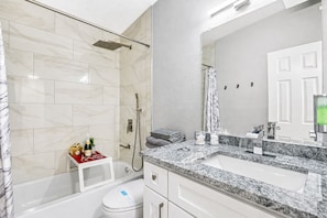 Combined shower/tub, hair dryer, towels - Poolside Retreat | 3 Bed | Sleeps 10 | Heated Pool | North Tampa (Tampa)