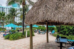 Outdoor dining - Komffy Apartment w/2 King Bed and OceanView at Tides (Hollywood)