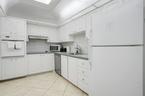 Fridge, microwave, oven, stovetop - Komffy Apartment w/2 King Bed and OceanView at Tides (Hollywood)