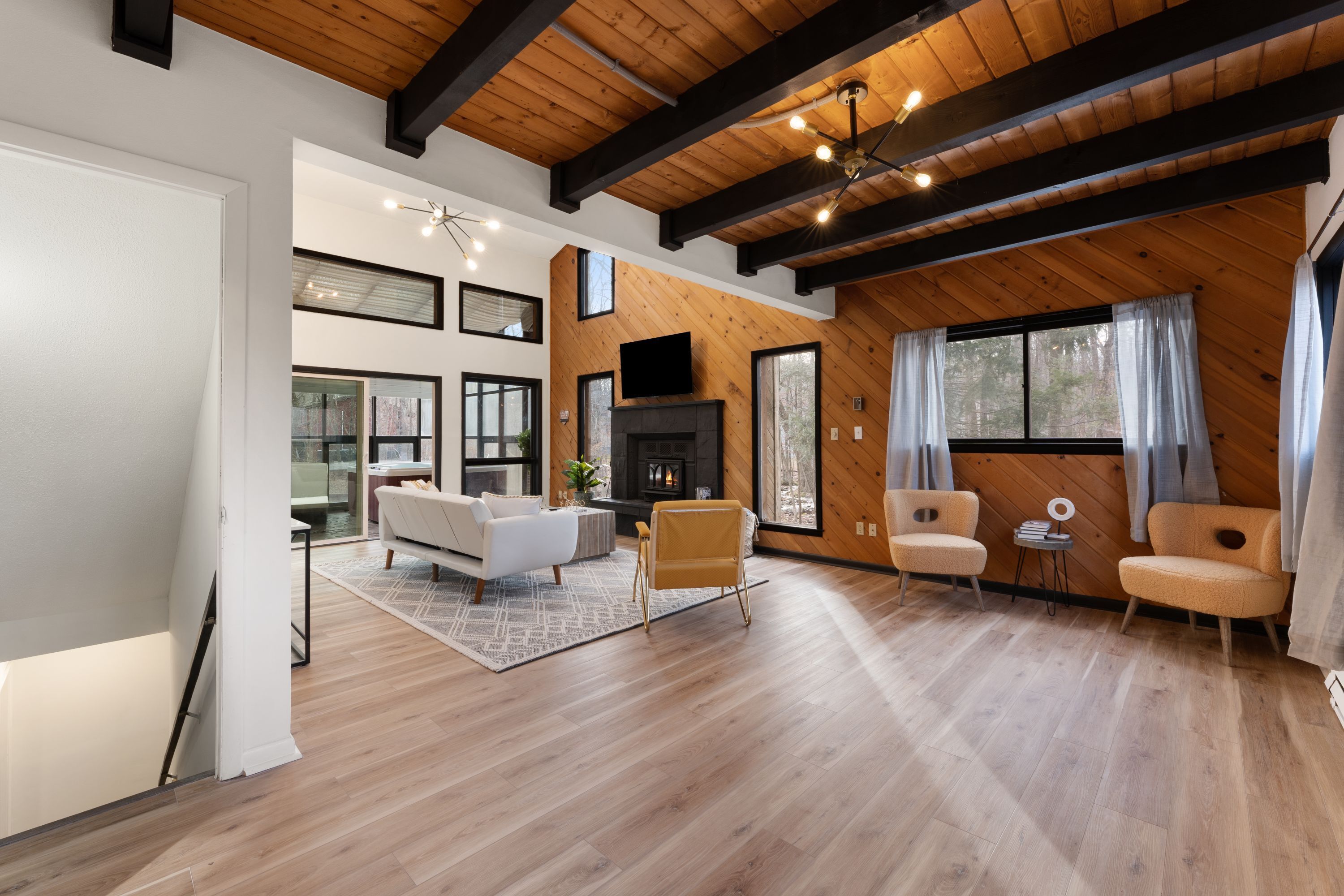 Una Smart TV, una chimenea, un futbolín, una mesa de tenis de mesa